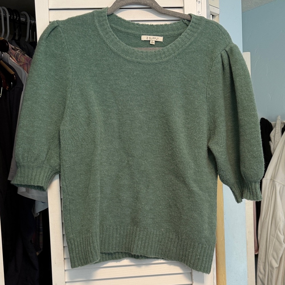 Z supply summer sweater 
Short puffy sleeves
Size large
